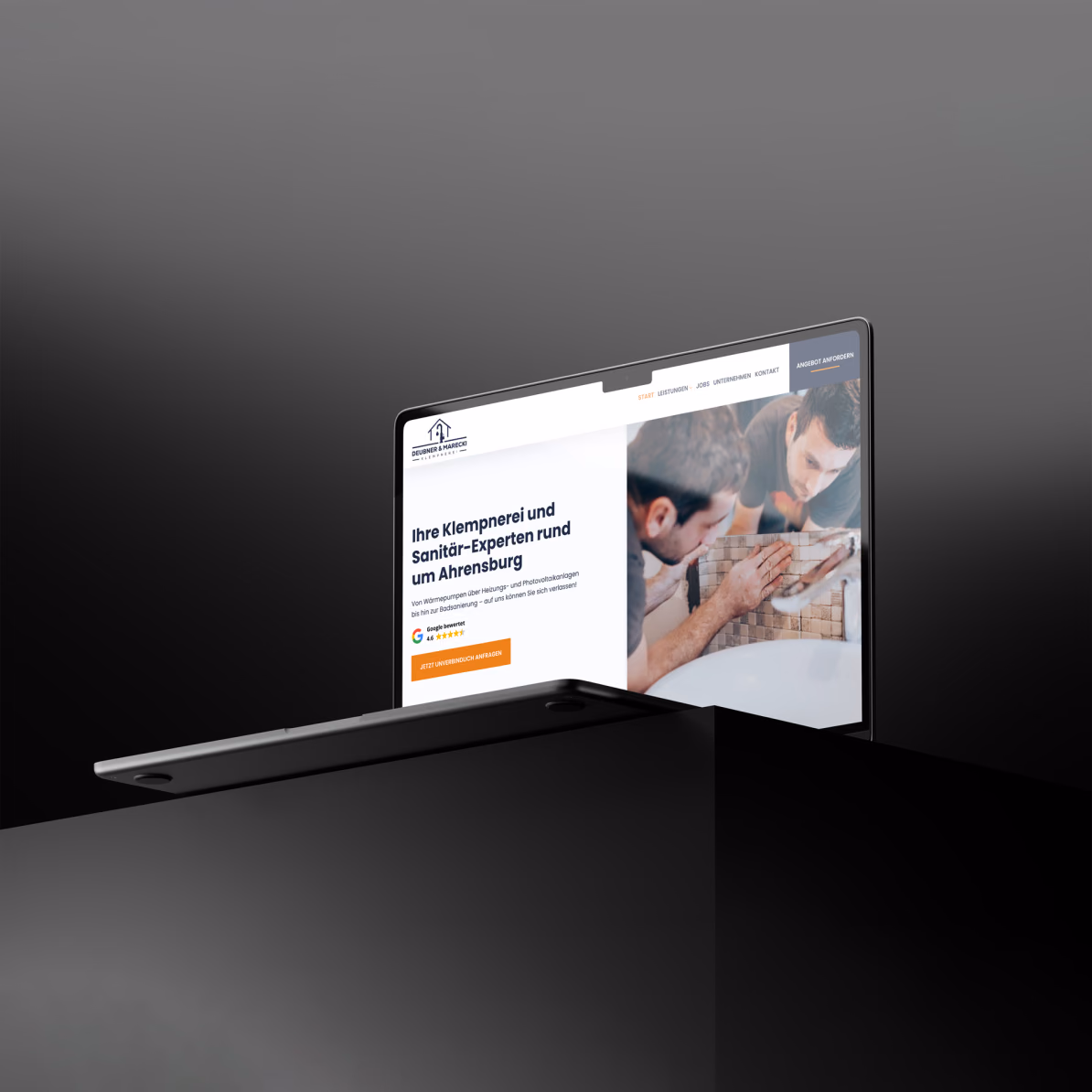 Startseite der Website von Deubner & Marecki auf einem Laptop