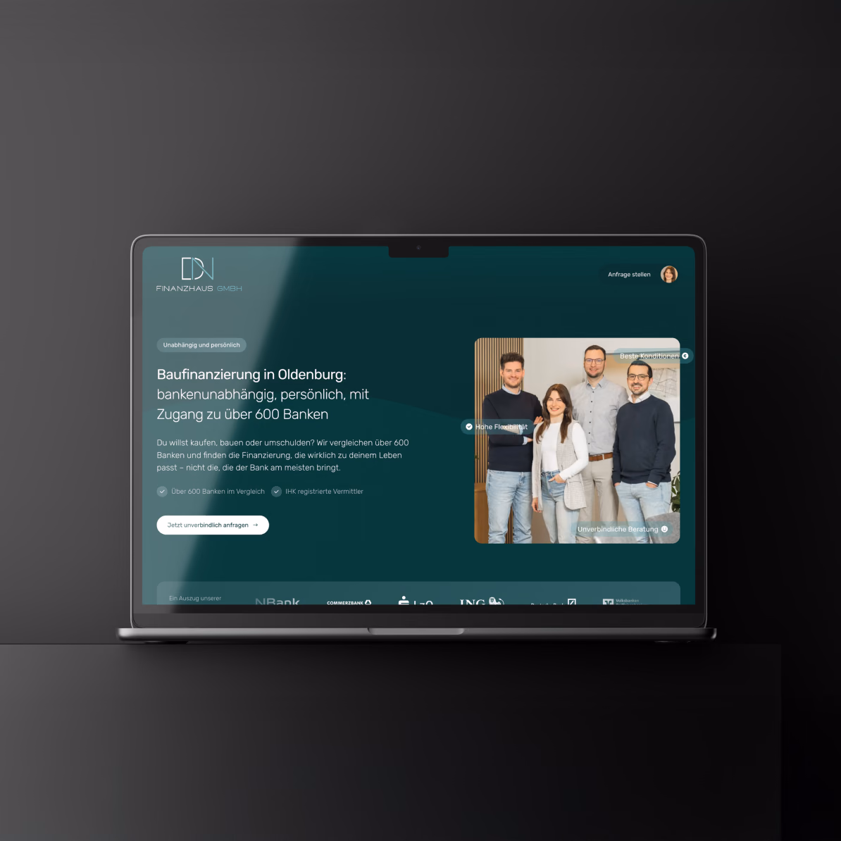 Startseite der Website von DN Finanzhaus mit Teamfoto auf einem Laptop