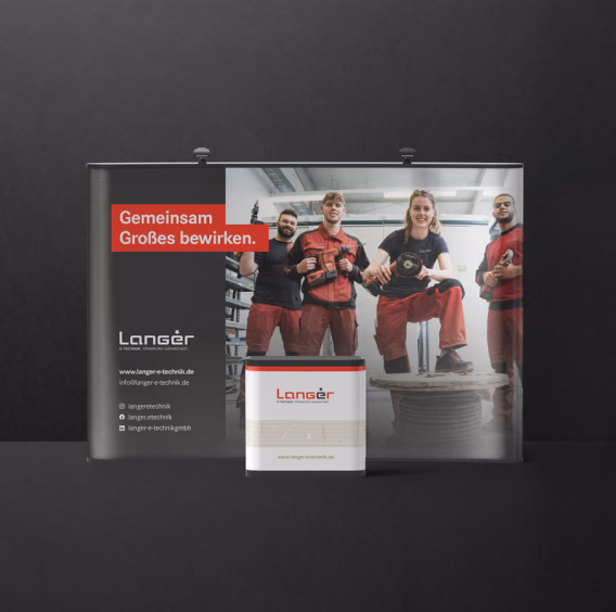Messestand von Langer E-Technik mit Faltwand, Teamfoto und Theke