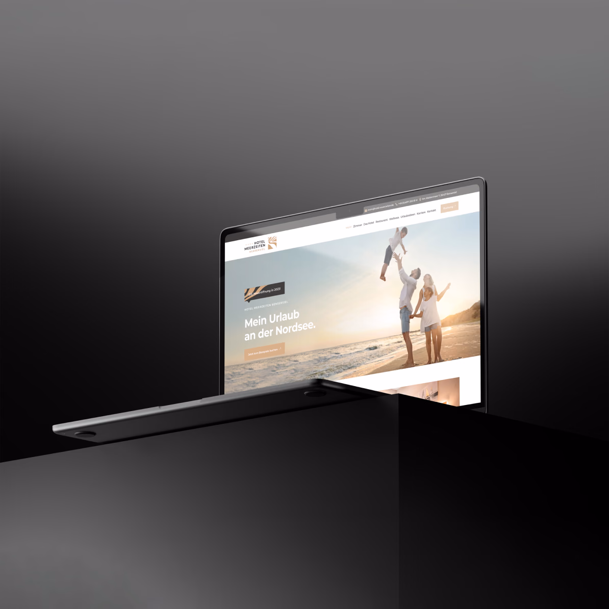 Startseite der Website von Hotel Meerzeiten mit Familie am Strand auf einem Laptop