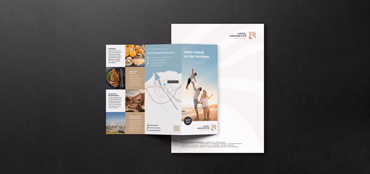 Aufgeklappter Faltflyer und Briefbogen von Hotel Meerzeiten