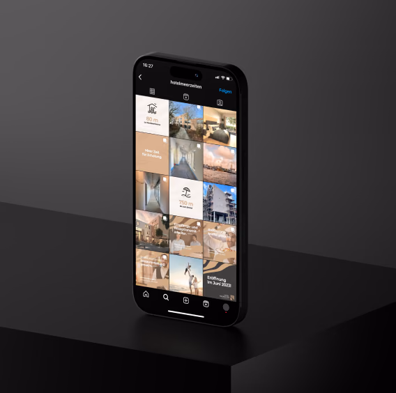 Instagram-Profil von Hotel Meerzeiten mit Beitragsraster auf einem Smartphone