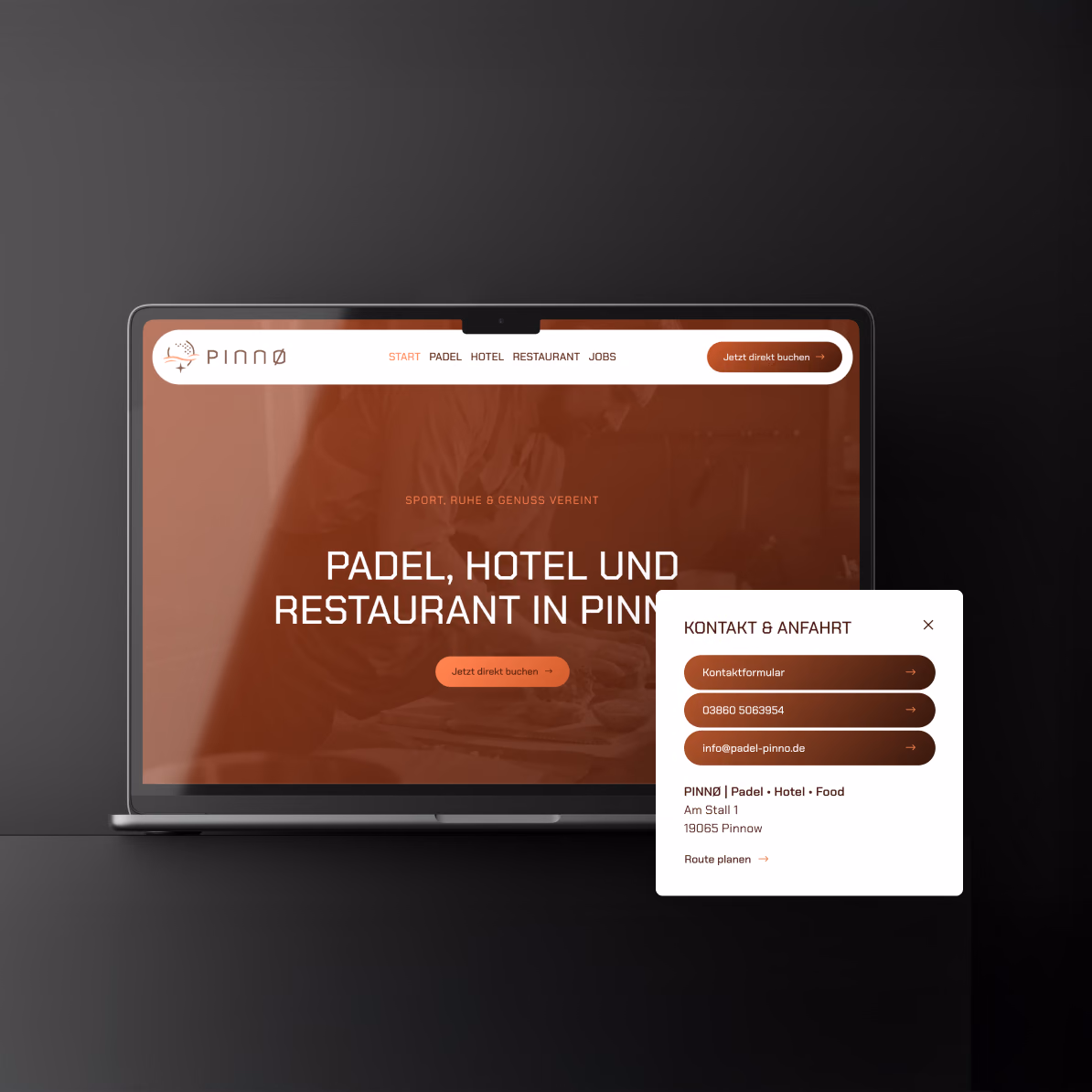 Startseite der PINNØ-Website auf einem Laptop mit Fenster für Kontakt und Anfahrt