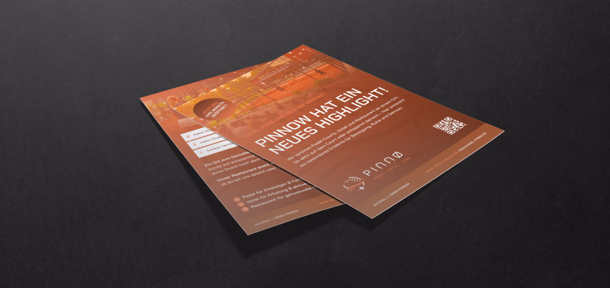 Vorder- und Rückseite eines PINNØ-Flyers zu Padel, Hotel und Restaurant