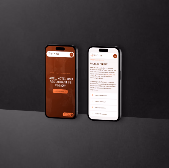 Startseite und Padel-Seite der PINNØ-Website auf zwei Smartphones
